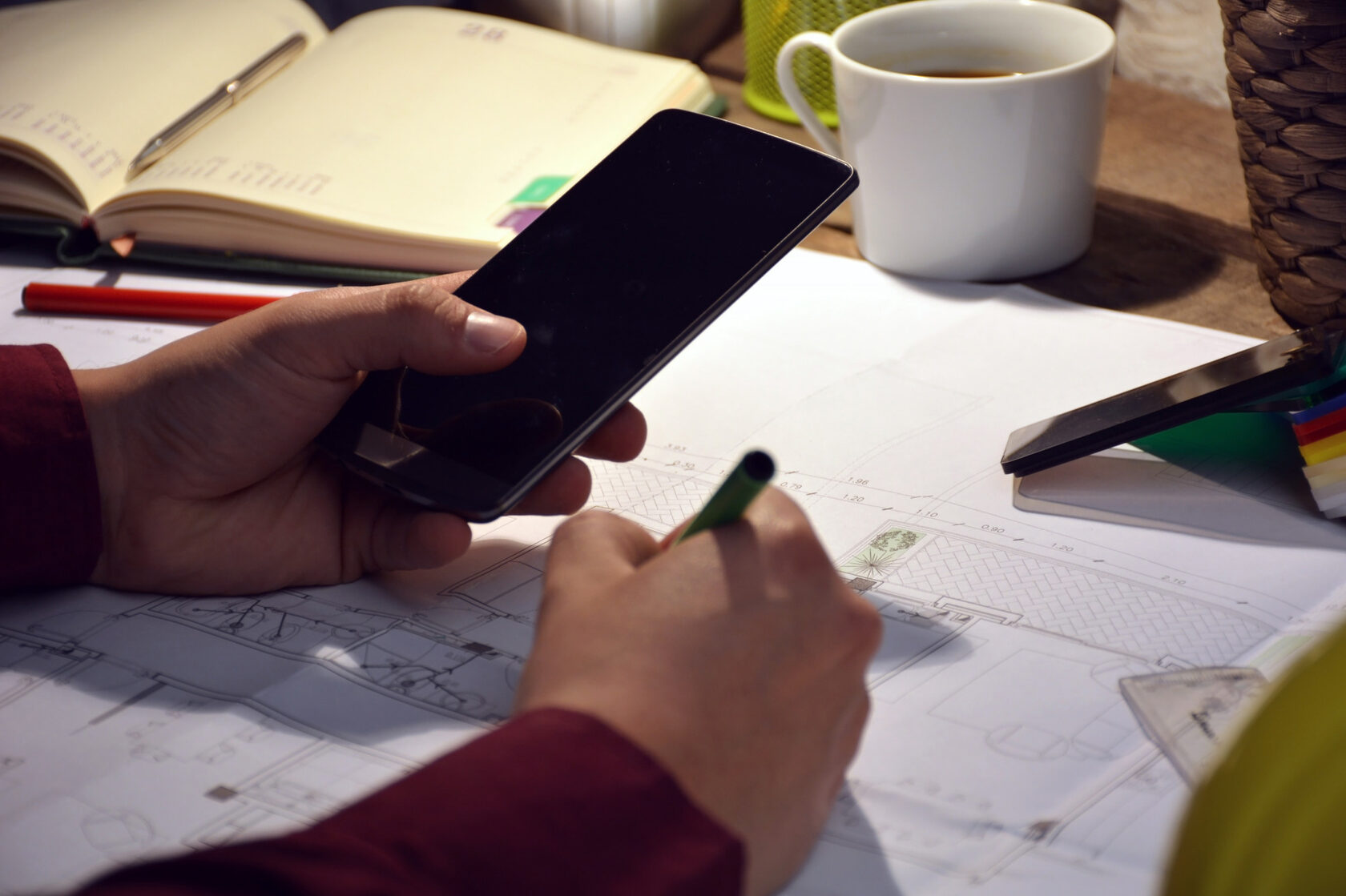 Руки врача с планшетом — как разработать медицинское мобильное приложение для клиник Руки врача с планшетом — как разработать медицинское мобильное приложение для клиник